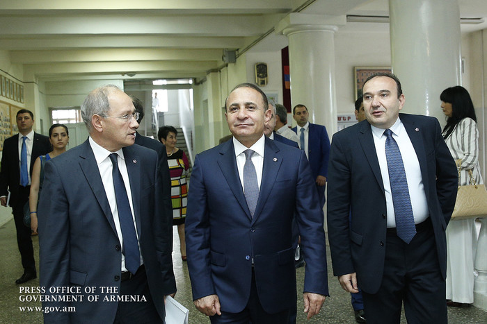 Վարչապետն այցելել է ԵՊՀ-ին առընթեր Արտաշես Շահինյանի անվան ֆիզիկամաթեմատիկական դպրոց