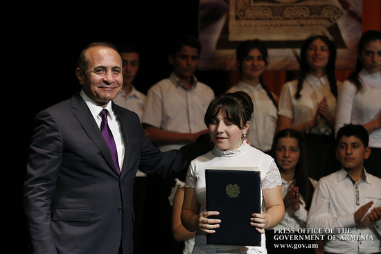 Վարչապետը մրցանակներ է հանձնել ասմունքի հանրապետական մրցույթ-փառատոնի հաղթողներին