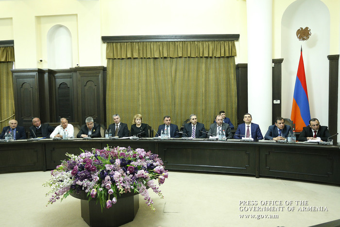 Վարչապետը տնտեսվարողների հետ քննարկել է տեղական արտադրության զարգացմանն ուղղված հարցեր