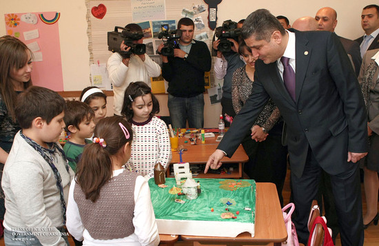 Վարչապետն Ուսուցչի օրվա կապակցությամբ այցելել է Անանիա Շիրակացու անվան ճեմարան և նախակրթարան
