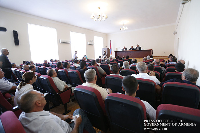 Վարչապետն Արմավիրի մարզում ծանոթացել է խաղողի մթերման աշխատանքների ընթացքին