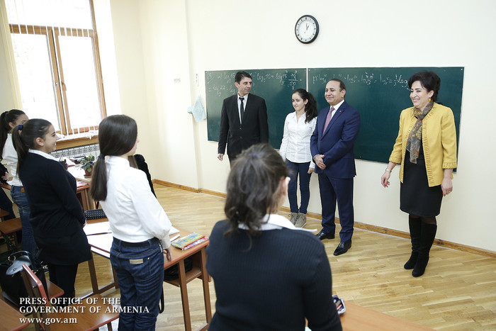 Վարչապետ Հովիկ Աբրահամյանն աշակերտների հրավերով այցելել է Անդրանիկ Մարգարյանի անվան դպրոց