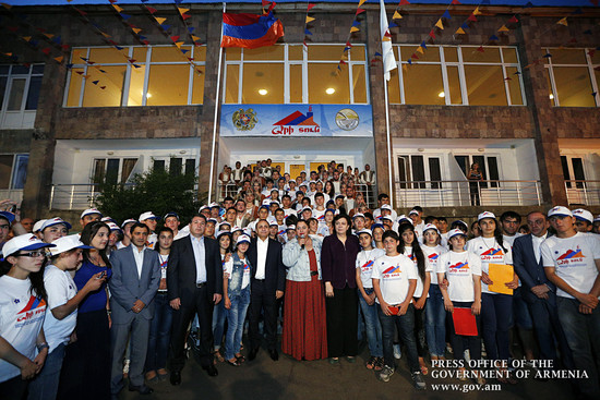 Հովիկ Աբրահամյանը հանդիպել է «Արի տուն» ծրագրի մասնակիցներին