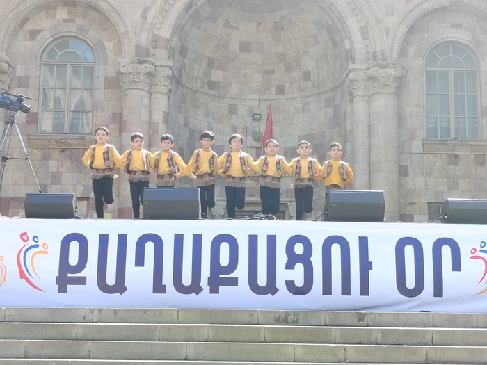 Քաղաքացու օրվա առթիվ անցկացվել են տարաբնույթ մշակութային միջոցառումներ, ցուցահանդեսներ, քննարկում-բա