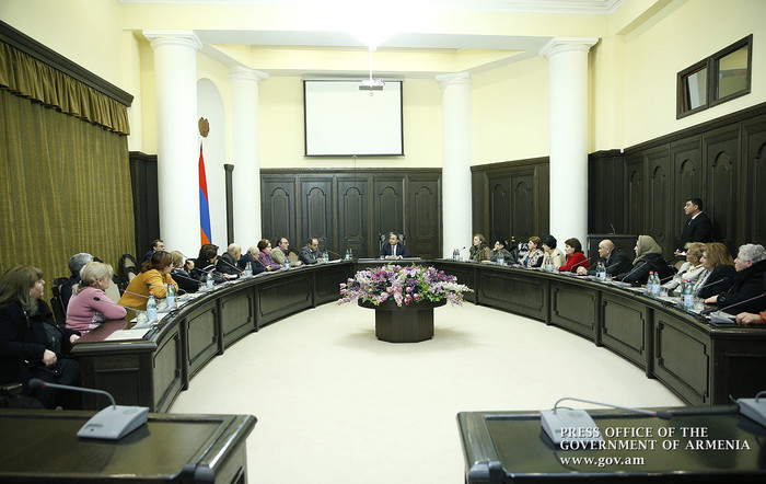 Վարչապետն ընդունել է Երևանի Ֆիրդուսի 33-րդ թաղամասի բնակիչներին