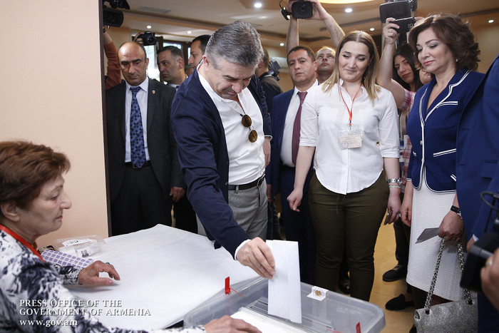 Վարչապետ Կարեն Կարապետյանը քվեարկել է մայրաքաղաքի թիվ 4/53 ընտրատեղամասում