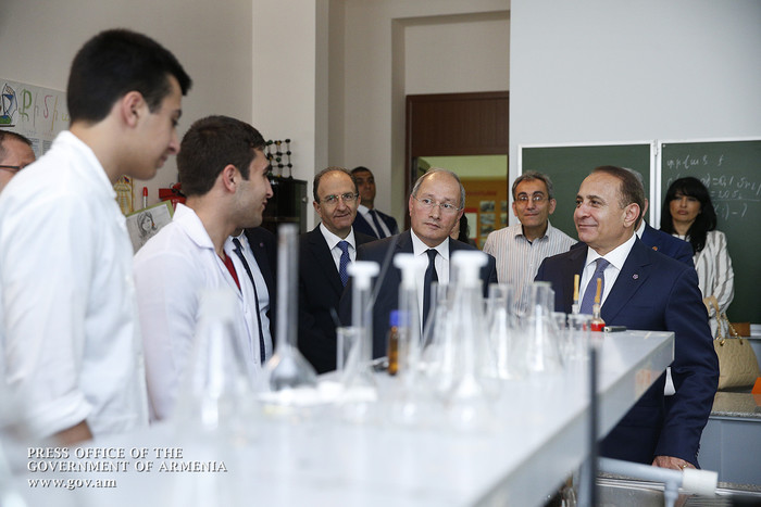Վարչապետն այցելել է ԵՊՀ-ին առընթեր Արտաշես Շահինյանի անվան ֆիզիկամաթեմատիկական դպրոց