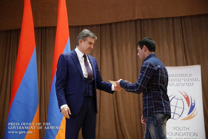 Մարտահրավերները պահանջում են լինել խելացի և կիրթ. Կարեն Կարապետյանն ուսանողներին հանձնել է կրթաթոշակ