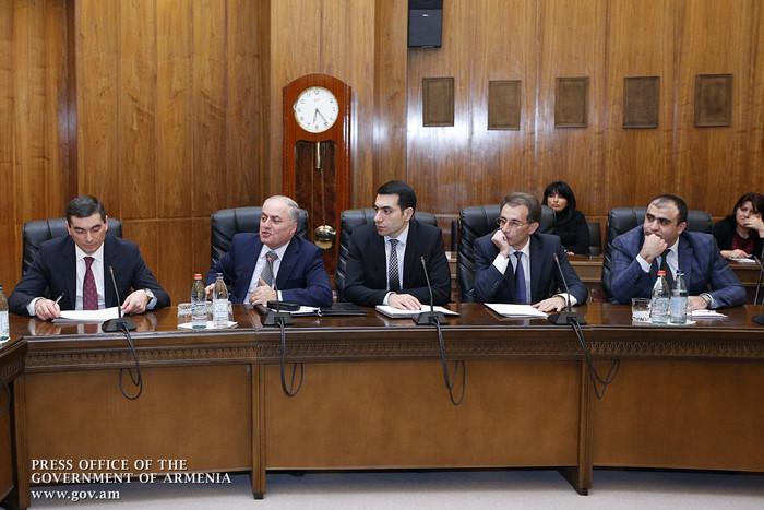 Հովիկ Աբրահամյանն ընդունել է տոնավաճառներում գործունեություն ծավալող տնտեսվարողներին