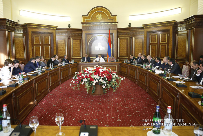«Գործնական լուծումներ առաջարկելու ժամանակն է». Կարեն Կարապետյանը հանդիպել է բանկային համակարգի ներկա