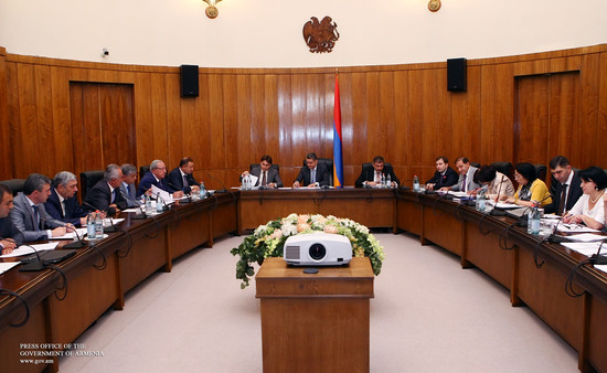 Վարչապետի մոտ ընթանում են ՀՀ 2014 թ. պետբյուջեի նախագծի նախնական տարբերակի քննարկումները