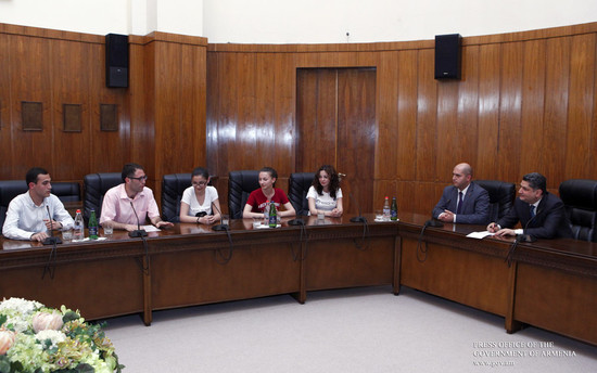 Վարչապետն ընդունել է Բրյուսովի անվան լեզվաբանական համալսարանի ուսանողներին
