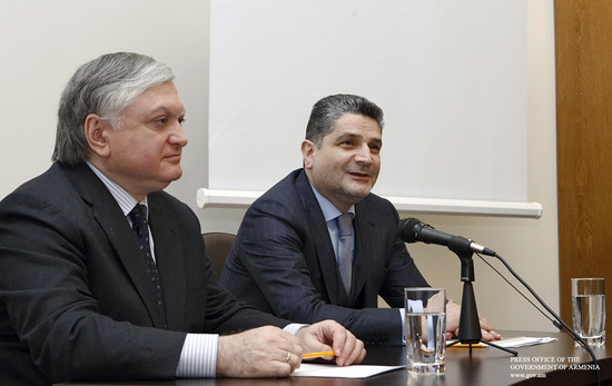Վարչապետն այցելել է դիվանագիտական դպրոց