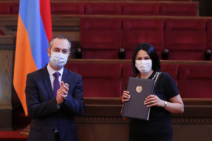ՀՀ վարչապետի շնորհակալագրերով են խրախուսվել 100-ից ավելի բուժաշխատողներ և պետական կառավարման համակար