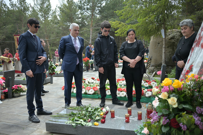 Փոխվարչապետ Մհեր Գրիգորյանը հարգանքի տուրք է մատուցել Բաշ-Ապարանի ճակատամարտի հերոսների հիշատակին