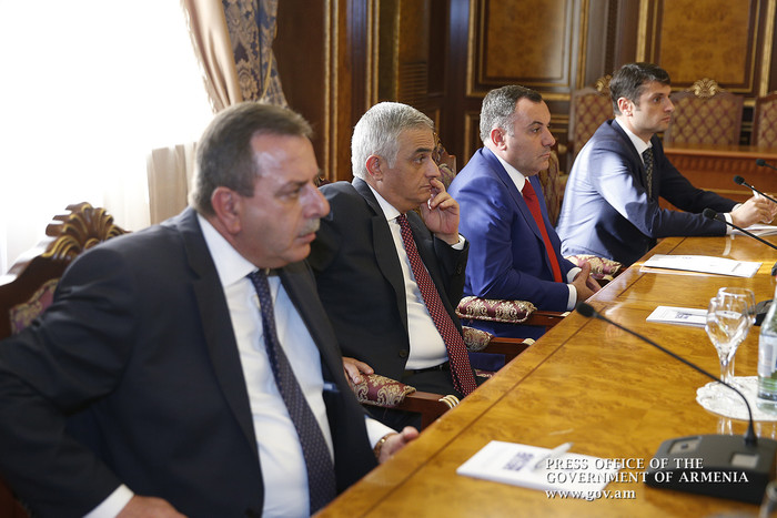 «Գործնական լուծումներ առաջարկելու ժամանակն է». Կարեն Կարապետյանը հանդիպել է բանկային համակարգի ներկա