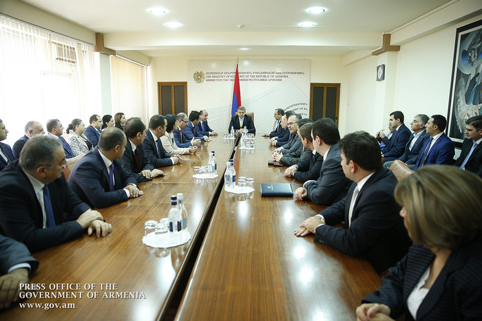 Վարչապետը Սպորտի և երիտասարդության, Բնապահպանության, Առողջապահության, Մշակույթի և Էկոնոմիկայի նախարա