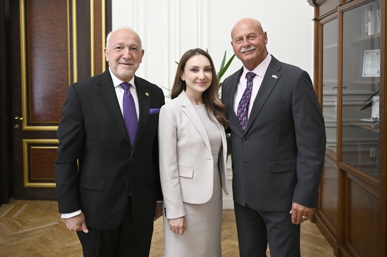 Լիլիթ Մակունցը հանդիպում է ունեցել Ֆրեզնոյի քաղաքապետ Ջերի Դայերի և սփյուռքահայ գործիչ Պերճ Աբգարյանի հետ