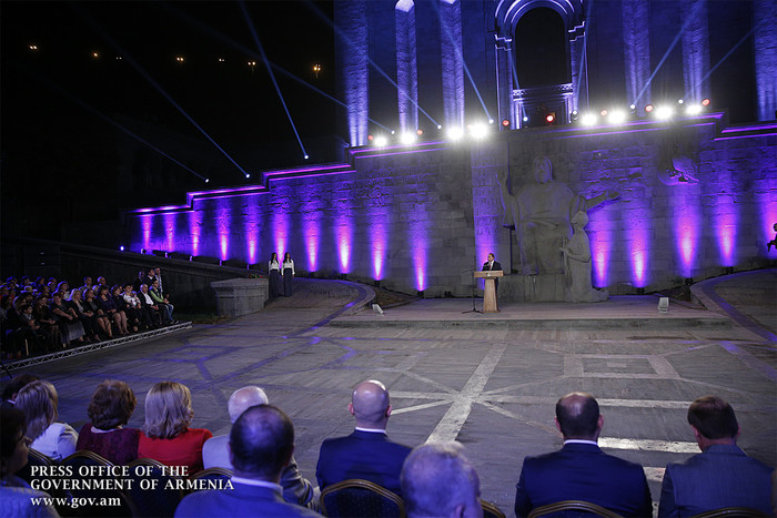 Ուսուցչի օրվա առթիվ վարչապետը պարգևատրել է լավագույն մանկավարժներին