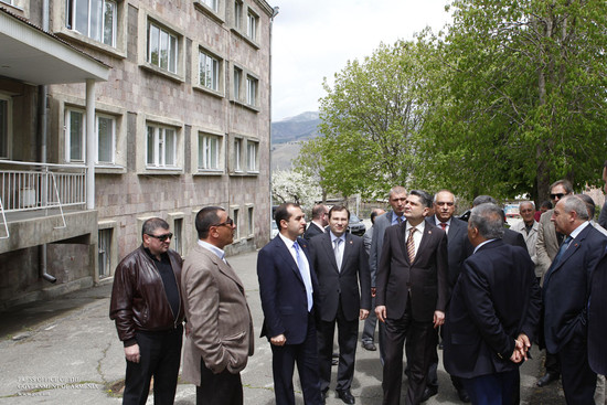 Տիգրան Սարգսյանը ծանոթացել է Վանաձորում նոր բուժհամալիրի կառուցման և  Արագածոտնի մարզում արտադրական 