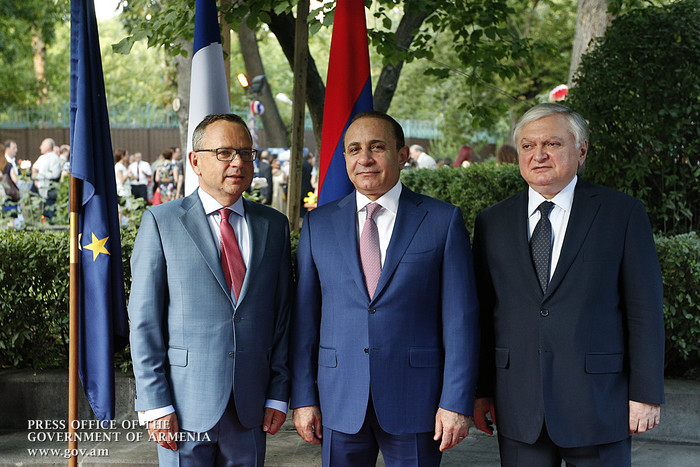 Ֆրանսիայի Ազգային տոնի առթիվ վարչապետն այցելել է Հայաստանում Ֆրանսիայի դեսպանություն