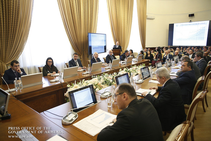 «Պետք է հանրությանը զեկուցել, որ 2017 թ. պետական բյուջեն գերակատարվել է». Վարչապետն այցելել է ֆինանս