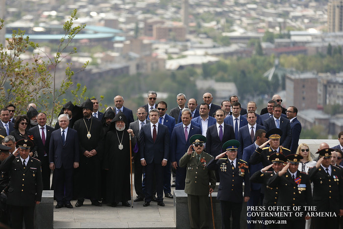 Բոլորս պարտք ունենք մեր ԶՈՒ նկատմամբ, որը վերադարձնել անհնար է. Վարչապետը մասնակցել է Հաղթանակի և խա