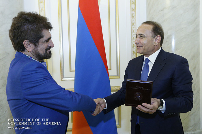 Վարչապետը պարգևատրել է երգիչ Հարություն Փամբուկչյանին