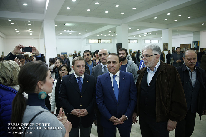 Կառավարության ղեկավարը մասնակցել է երիտասարդ արվեստագետների ցուցահանդեսի բացմանը