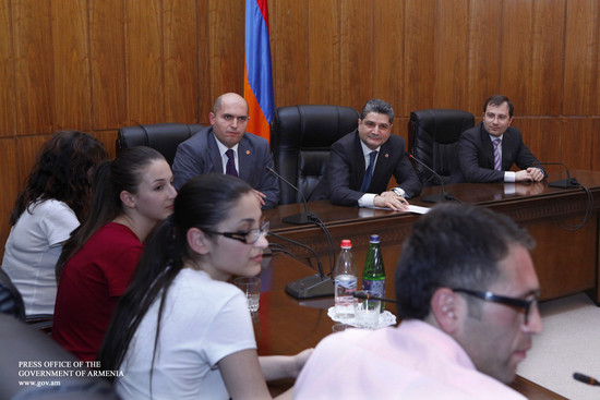 Վարչապետն ընդունել է Բրյուսովի անվան լեզվաբանական համալսարանի ուսանողներին