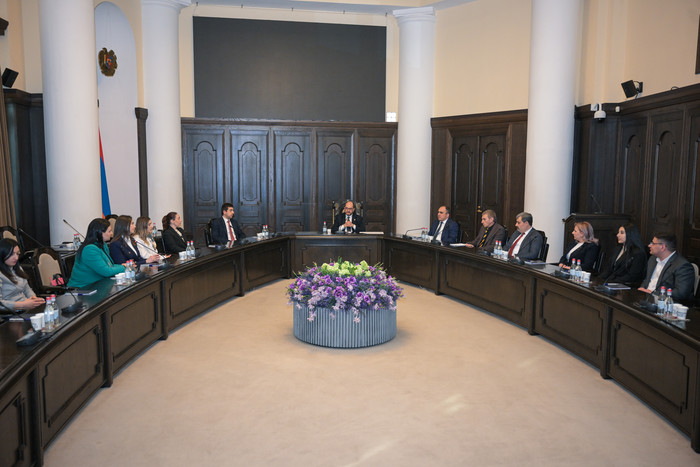 Արայիկ Հարությունյանն ընդունել է Կառավարության շենք ճանաչողական այցի մասնակիցներին