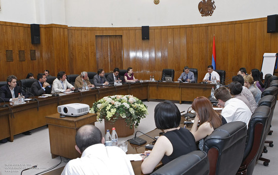 Վարչապետը Քաղաքական դասընթացների երևանյան դպրոցի ունկնդիրների հետ քննարկել է ՀՀ-ում իրականացվող բարե