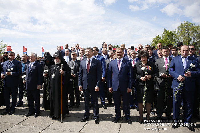 Բոլորս պարտք ունենք մեր ԶՈՒ նկատմամբ, որը վերադարձնել անհնար է. Վարչապետը մասնակցել է Հաղթանակի և խա
