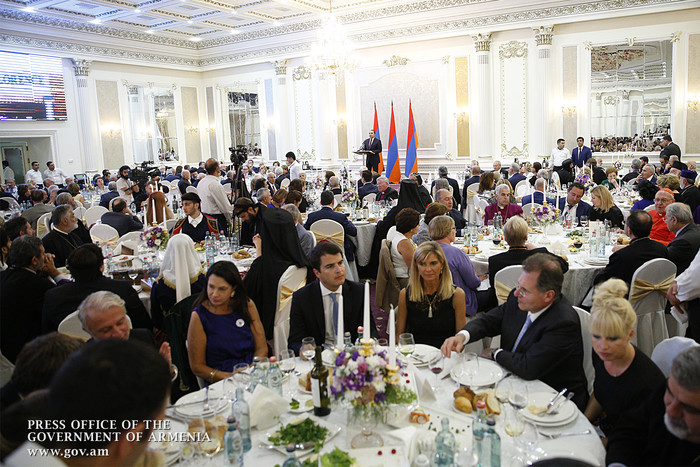 Վարչապետը մասնակցել է Սրբալույս Մյուռոնի օրհնության արարողությանը նվիրված պաշտոնական ճաշին