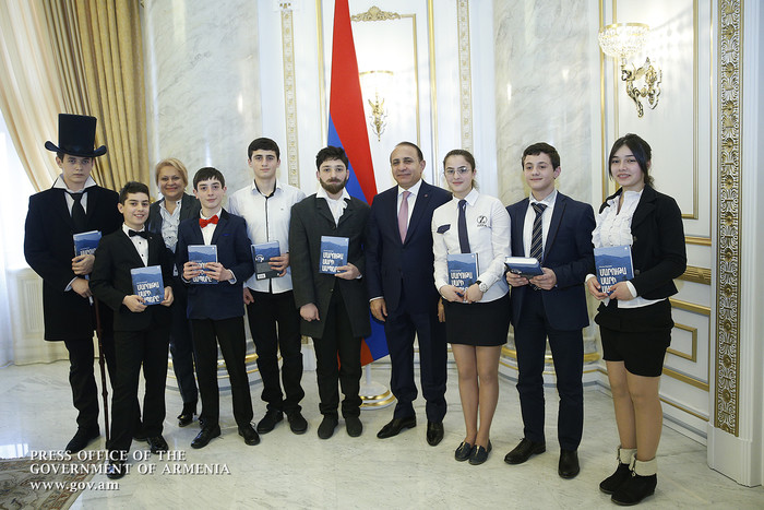 Գիրք նվիրելու օրվա առթիվ վարչապետը հյուրընկալել է մի խումբ դպրոցականների