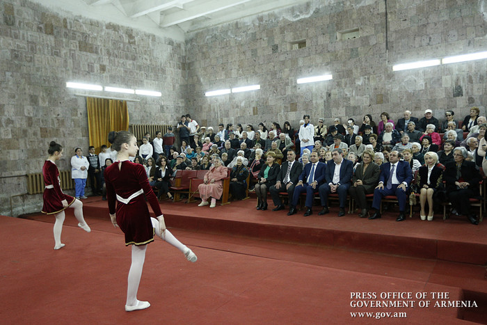 Վարչապետն այցելել է Նորքի տուն-ինտերնատ