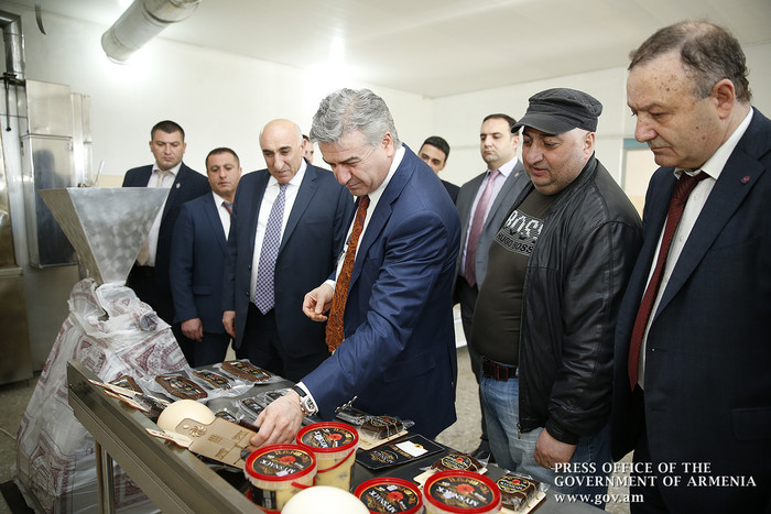 Կարեն Կարապետյանն Արմավիրի մարզում ծանոթացել է ջայլամաբուծության, պիստակի այգիների հիմնման և գինեգոր