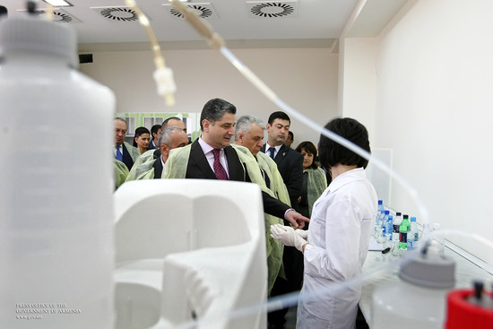 Վարչապետը ծանոթացել է սննդի և դեղերի անվտանգության փորձագիտական ժամանակակից լաբորատորիայի գործունեու
