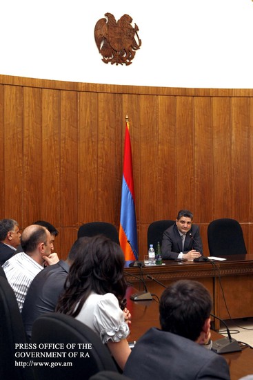 Կառավարության ղեկավարն ընդունել է տնտեսագետ-ուսանողներին