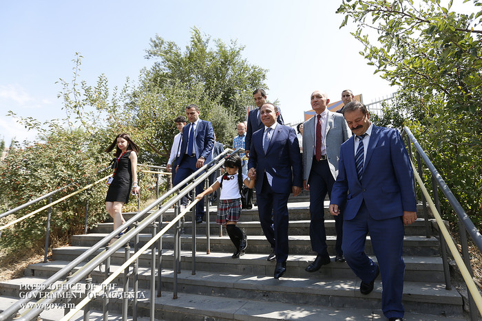 Գիտելիքի և դպրության օրվա առթիվ Հովիկ Աբրահամյանն այցելել է Անանիա Շիրակացու անվան ճեմարան