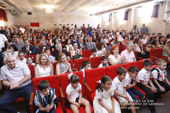 Գիտելիքի և դպրության օրվա առթիվ Հովիկ Աբրահամյանն այցելել է Անանիա Շիրակացու անվան ճեմարան