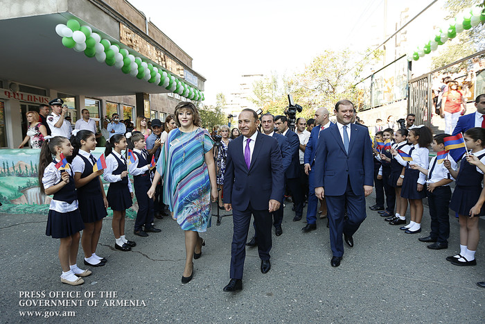 Գիտելիքի օրվա առթիվ Հովիկ Աբրահամյանն այցելել է Երևանի թիվ 155 հիմնական դպրոց