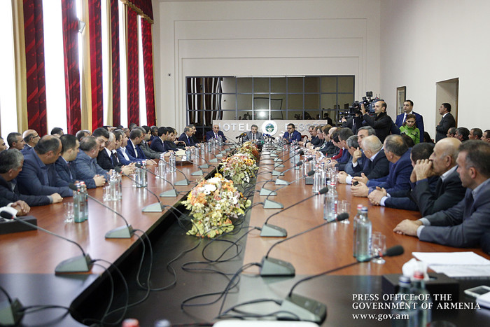 «Մեր հարաբերությունները լինելու են գործընկերային».  Վարչապետը Տավուշի մարզի համայնքների ղեկավարների 