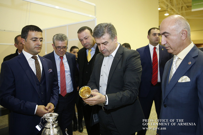 Վարչապետը ծանոթացել է «ՋՈՒՆՎԵՔՍ Երևան շոու-2016» ոսկերչական միջազգային ցուցահանդեսին ներկայացված աշխ