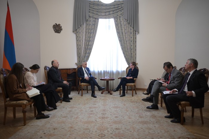 Փոխվարչապետ Մհեր Գրիգորյանն ընդունել է ԱԶԲ գործադիր տնօրենի տեղակալ Քերըն Մյուրեյի գլխավորած պատվիակ