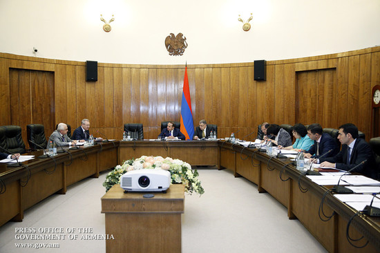 Վարչապետի մոտ մեկնարկել են ՀՀ 2015 թ. պետբյուջեի նախագծի նախնական տարբերակի քննարկումները