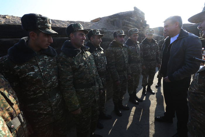 Բոլորս պարտք ու պարտավորություններ ունենք ձեր նկատմամբ. Վարչապետն այցելել է մարտական հենակետ և շնորհ