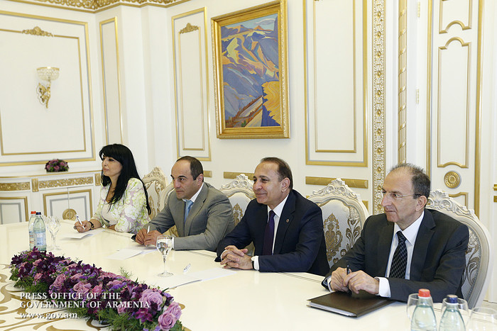 Վարչապետն ընդունել է արգենտինահայ գործարար Էդուարդո Էռնեկյանին