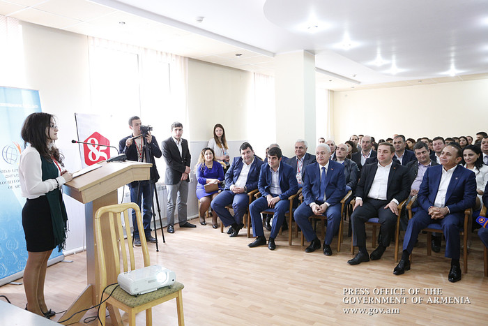 Վարչապետը մասնակցել է միջբուհական ուսանողական գիտաժողովի աշխատանքներին
