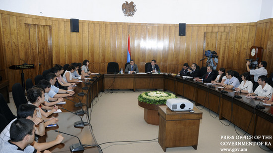 Վարչապետն ընդունել  է «Երիտասարդությունն ընդդեմ կոռուպցիայի» ծրագրի ներկայացուցիչներին